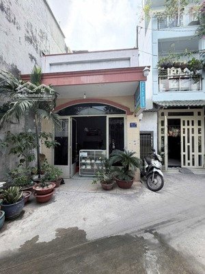 chỉ: 5,1 tỷ.hàng ngon. cách 30m ra mặt tiền bờ bao tân thắng. ngay aeon tp. dt: 5 x 12. mua là lời