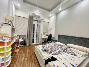 bán nhà phố phó đức chính oto cách vài mét sổ 40 tầng 2 đua là 50 lô góc nhỉnh 9 tỷ