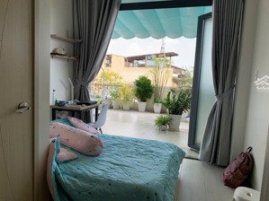 giới hạn duy nhất 1 người 1 xe. bancol bự hơn cái phòng , siêu thoáng. thang máy , chỉ 6tr ngay chợ