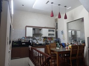 khu vực hiếm nhà bán, dân trí cao, hàng xóm thân thiện, 33m2 5tầng, oto tránh,vỉa hè, đống đa 12,5t