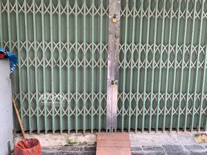 bán tâp thể nghĩa tân , cầu giấy tầng 1 dt 80m2 có 3 ngủ , 1 vs nhà hai mặt tiền giá 5 tỷ