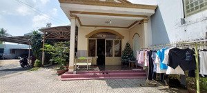 nhà nguyên căn rất đẹp quận 2, dt 200 mét, ngang 10m, dài 20 mét, giá 90 tr/m2. sổ hồng. 