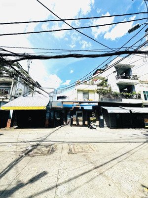 chính chủ cần bán căn nhà 2 tầng
cách xe hơi 10m khu vực hiếm nhà
bán giá đất tặng nguyên căn nhà