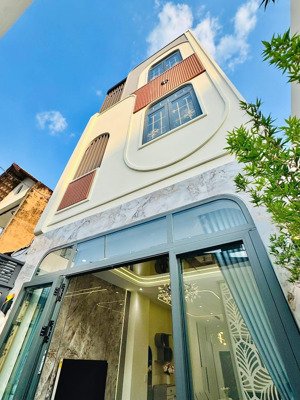 5,99 tỷ - nhà mới đẹp 5 pn full nội thất phù hợp cho gđ đông thành viên - cách 3 căn ra mt duy tân