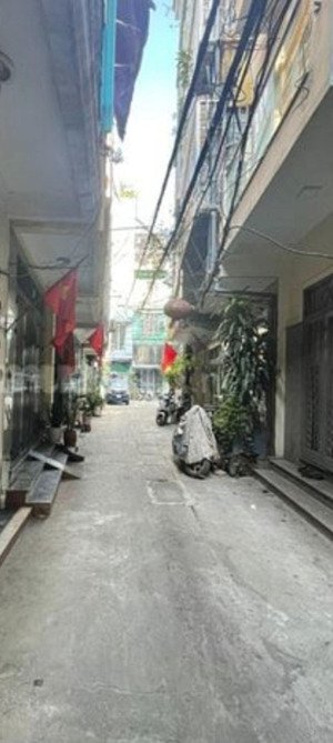 cho thuê nhà 6 tầng ,ngõ ngách thông ,ngõ to ô tô đỗ cửa ở ngách 2 ngõ 83 nguyễn khang