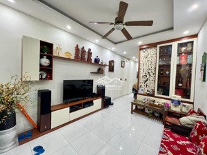 độc nhất! nhà đắc địa phố hào nam, sân để xe riêng, 3 phút ra phố, diện tích 42m2 x 4t