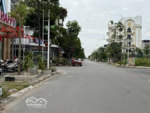 bán lô rùa vàng trục chính 20.5m thông xuống hồ điều hoà.