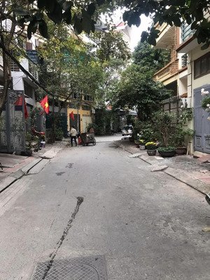 bán nhà mới ngõ 8 võng thị diện tích 70m, mặt tiền 10m, có sân riêng giá: 14.3 tỷ