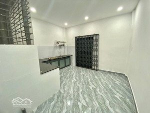 chỉ nhỉnh 2 có hộ khẩu trung tâm q10. diện tích lên tới 65 m2, đối diện svđ thống nhất