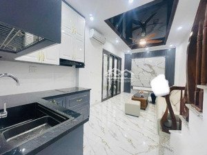 bán nhà 10 tỷ, trung tâm phố, nhà mới thang máy về ở luôn.