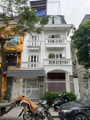 cho thuê nguyên căn đường bàu cát 1, phường 1. dt: 9x16m. trệt 3 lầu. thang máy