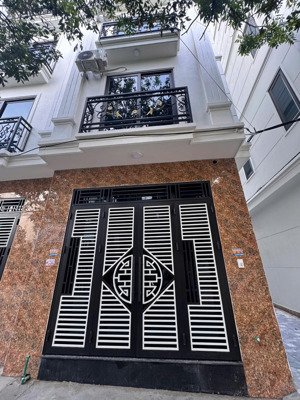 cho thuê căn nhà 5 tầng ô tô đỗ ngày đêm có 3 phòng ngủ, điều hoà, tủ bếp, bình nóng lạnh