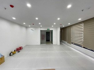 chính chủ cho thuê văn phòng căn góc 70m2 tại phố 106 hoàng quốc việt, nghĩa đô, 12 tr/th
