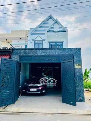 cuối năm kẹt tiền trả nhân công bán gấp căn nhà mặt tiền đường thông