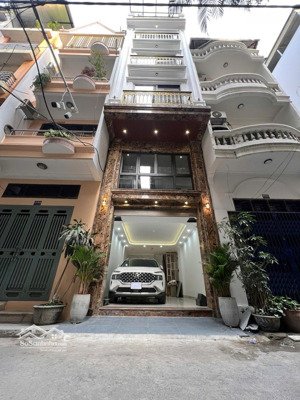 bán nhà hoàng cầu- vành đai 1- ô tô tránh- 60m2- mt 6m -giá: 31,9 tỷ- thang máy -trung tâm đống đa.