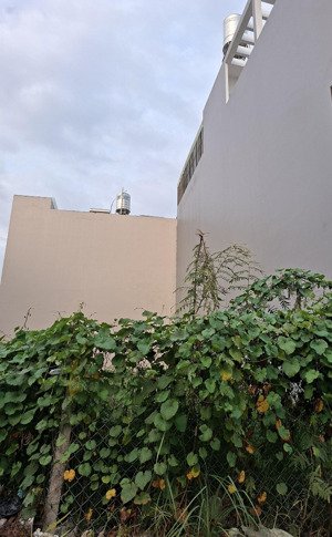 b.án đ.ất mt q9- hxh nguyễn duy trinh - 107 m2- giá : nhỉnh 6 tỷ