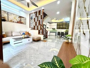 bán nhà riêng tại cầu giấy, 8 tỷ, 43 m2, nội thất đẹp, 15m ra phố.