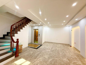 nhà 7 tầng. thang máy. ô tô ngủ trong nhà.
kv: thanh xuân, hoàng văn thái, lê trọng tấn