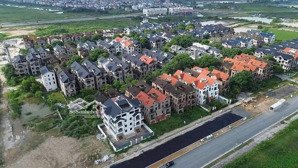 chính chủ bán biệt thự mặt đường 40m sẵn dòng tiền view chung cư và sân gofl cực vip giá đầu tư.