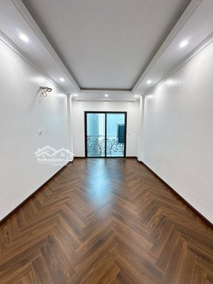 định công - nhà mới 6 tầng - thang máy ngõ thông - ô tô đỗ cửa ở và kinh doanh.