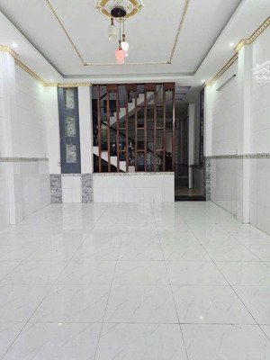 cho thuê nhà trệt 2 lầu . 4 phòng ngủ trục chính khu dân cư phú an