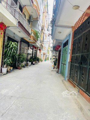 gia đình cần bán nhà dân xây chắc chắn, kiến trúc thang máy thông minh và hiện đại: 58m2 giá 12tỷ