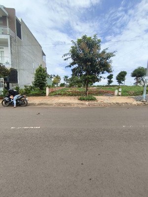 bán gấp lô đất mặt tiền 5*20 full thổ cư sổ sẳn giá 1t7