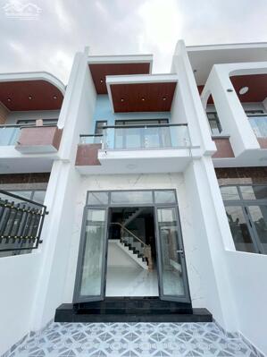 CHỦ NGỘP QUÁ NGỘP BÁN GẤP NHÀ LẦU Ở SÁT BỬU LONG