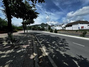 mặt tiền phạm văn đồng - kđt vĩnh hoà, phường bắc nha trang - 334,1 m2 - giá 72 triệu/m2