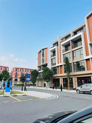 liền kề ánh dương giao lộ 4 con đường diện tích 60m giá chỉ 9.5 tỷ (bao phí)