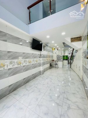 xiu phẩm view landmark 81 tầng không có căn thứ 2 (33m2.)