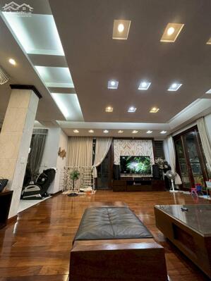 Siêu phẩm biệt thự KĐT Mễ Trì Hạ. DT 182m xây 5 tầng thang máy, mt 10m. Giá chào 75 tỷ TL sâu.