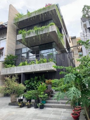 chỉ 81 tỷ. góc 2 mặt tiền cụm trần não, gần sông sài gòn. vị trí an ninh, sang trọng. gồm 5 tầng