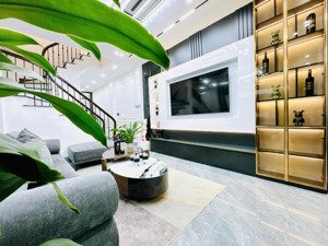 trung tâm tây hồ. dt: 35m2, 6t thang máy - nhà mới đẹp -thoáng mát - kd - an sinh đỉnh cao. ciputra