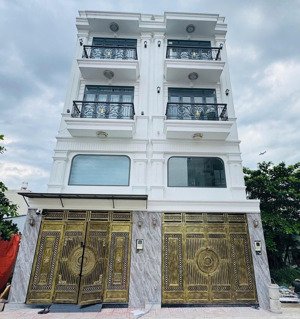 bán nhà 1trệt lửng 2 lầu sân thượng đường 40 hiệp bình, vị trí đẹp, xe ô tô để trong nhà. 7.9 tỷ