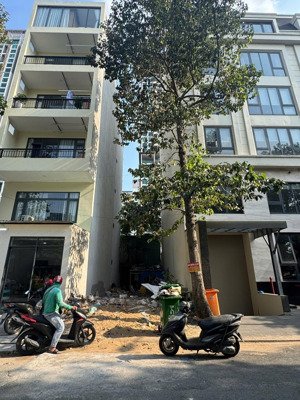 đất ngay tạ hiện p.thạnh mỹ lợi q2 dt : 5 x 20m ctxd hầm 7 tầng nổi- giá 20 tỷ