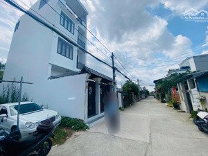 ngang 5.6m dài 18m sổ vuông đẹp, đường trước nhà 5m, đang cho thuê 10 triệu/tháng.