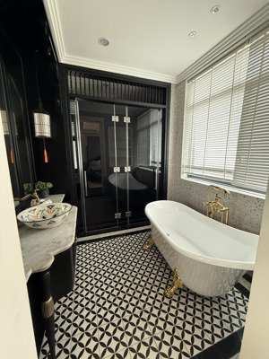 nhà phố vườn, nằm trên mặt tiền đường 30m cách ql13 chỉ 5p, dt 100m2, giá 2,1tỷ đã có shr