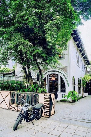 cho thuê biệt thự sân vườn - mặt tiền 211 điện biên phủ, quận 3 - dt: 600m2 đất - 2 tầng