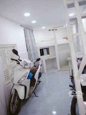 phòng nhỏ dưới đất, sạch đẹp, giờ tự do,gác suốt,máylạnh, rất tiện đi lại,gần chợ phú lâm