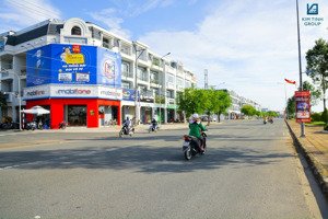 shophouse đối diện kcn, tạo dòng tiền 30tr/tháng, trả trước 30% nhận nhà, sổ sẵn sang tên