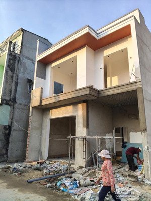 bán nhà mới phú hoà ngang 8m rộng rãi, 3.7tỷ. đường oto, sân oto 7c. 4pn rộng rãi. đón tết nhà mới