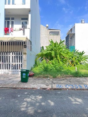 cần bán lô đất kdc sadeco phước kiển a. giá 9,3 tỷ thương lượng. sổ đỏ riêng.