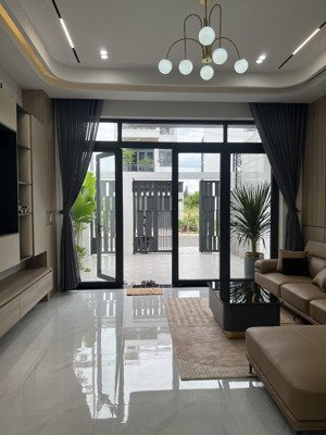 cho thuê nhà mới xây thiết kế đẹp đầy đủ nội thất, đường nhựa thông thoáng rộng rãi