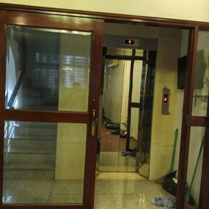 bán nhà nguyên hồng ( có vỉa hè gara đỗ được 2 ô tô ) vào nhà