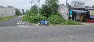 cần bán lô thổ cư 180m2 lô gốc 2 mặt tiền , ngay thị trấn củ chi , sổ hồng riêng , giá 750 triệu