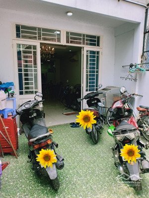 nhà thông 281 lê văn sỹ- tb- 80m2- ngang 4.7*18- xe hơi đỗ 5m- 3pn- chỉ nhích 9 đồng