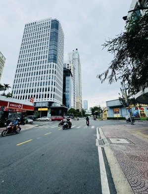 mặt tiền thụt hoàng diệu - ngang 12m vuông vức