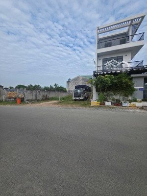 chủ cần bán gấp đất mặt tiền nguyễn văn lộng ra đường dt745 chỉ 200m, dt 81m2 có sẵn thổ cư. sổ sẵn