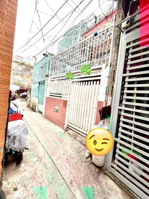 bán nhà đẹp 2 tầng, nhỉnh 5t, nở hậu, đ.đoàn văn bơ kế bên chợ 200 xóm chiếu, đi nguyễn tất thành.